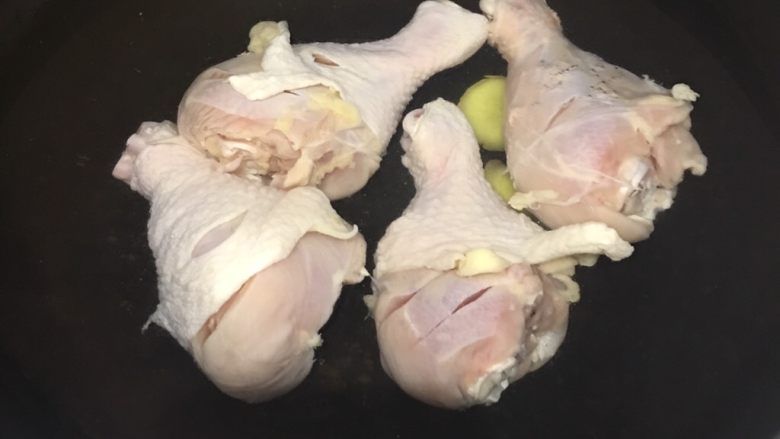 香菇卤鸡腿,下锅 煮一下过血水… 放了两片姜,凉水一起下去,等开就好