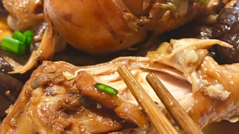 香菇卤鸡腿,😋一口气吃完… 肉很软,筷子直接可拨开
好吃又简单…
