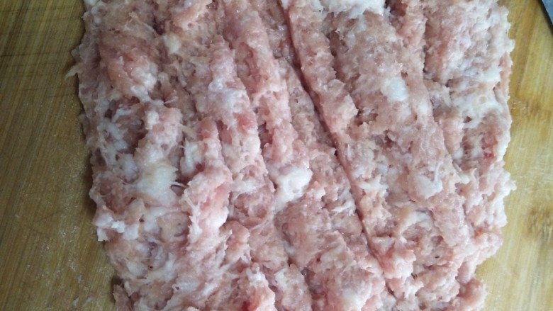 猪肉萝卜馅大水饺,<a style='color:red;display:inline-block;' href='/shicai/ 414'>猪肉</a>选肥瘦相间的,剁成肉沫