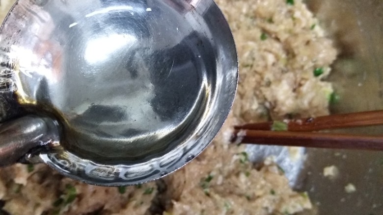 猪肉萝卜馅大水饺,锅内烧油,热油放凉拌入肉馅中,在放适量的食盐