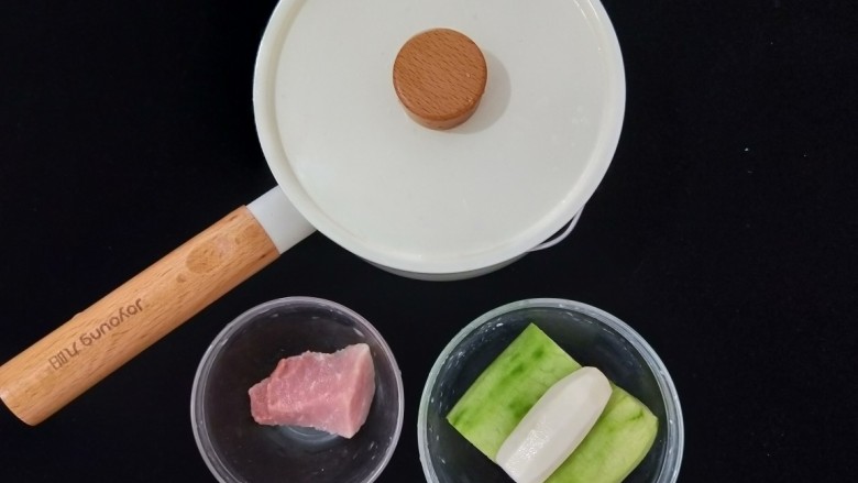 爽滑丝瓜面,准备好食材,首先把山药和<a style='color:red;display:inline-block;' href='/shicai/ 57'>丝瓜</a>去皮。