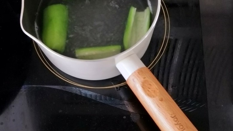 爽滑丝瓜面,丝瓜切掉里面的籽,留出一小节,其他的放入奶锅煮熟捞出,<a style='color:red;display:inline-block;' href='/shicai/ 414'>猪肉</a>也切成片放水里焯熟。