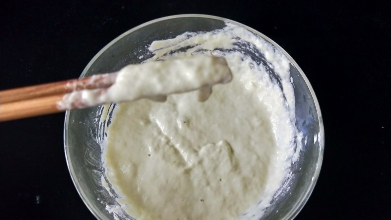 爽滑丝瓜面,要一边搅拌一般观察,只要提起筷子,面糊不容易低落即可。
