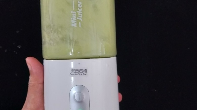 爽滑丝瓜面,然后把丝瓜和猪肉放入榨汁机打到细腻。(我懒得拿料理机了,其实用这个打一样细腻。)