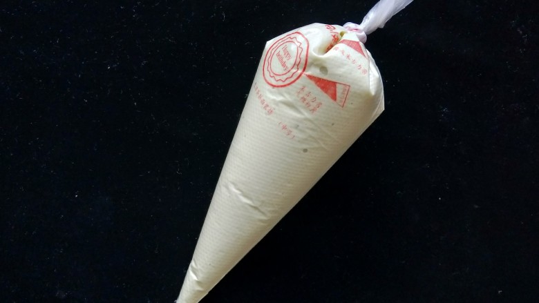 爽滑丝瓜面,然后把面糊装到裱花袋里,绑紧袋口。