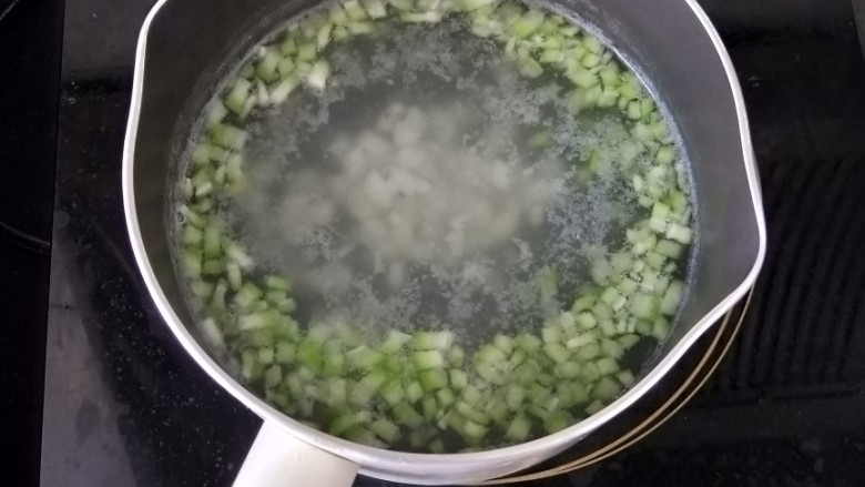 爽滑丝瓜面,把刚才留出来的丝瓜和山药切小丁,放入奶锅煮至山药软烂。