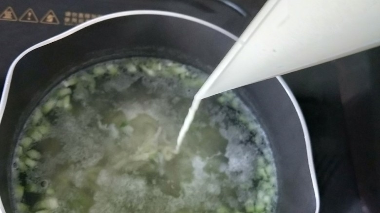 爽滑丝瓜面,把裱花袋剪个小口,距离奶锅20公分左右的高度,转圈圈挤入面糊。