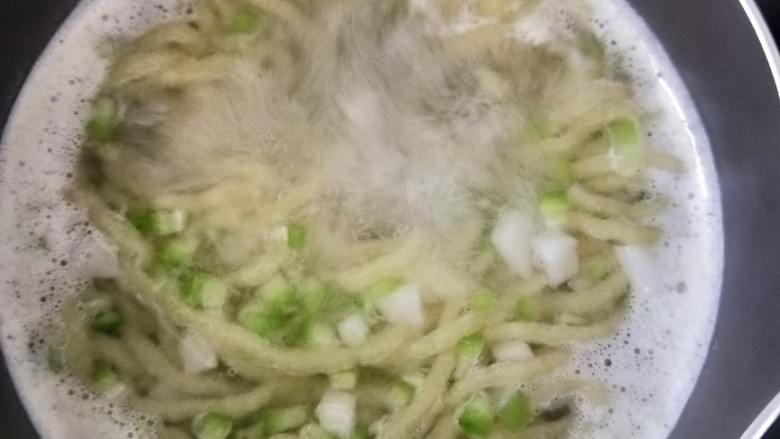 爽滑丝瓜面,待面条浮起来后,再煮至熟透即可。