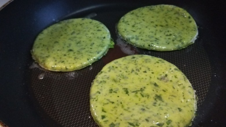 新文美食 多味多层菠菜小饼,小火煎制,上面在刷一层油。