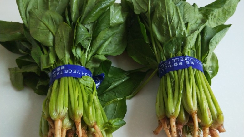 新文美食 多味多层菠菜小饼,新鲜的<a style='color:red;display:inline-block;' href='/shicai/ 117'>菠菜</a>打开剪掉根部。