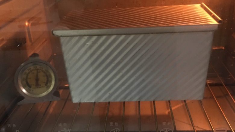 荔枝吐司面包,烤箱预热至190度,烤制40分钟。