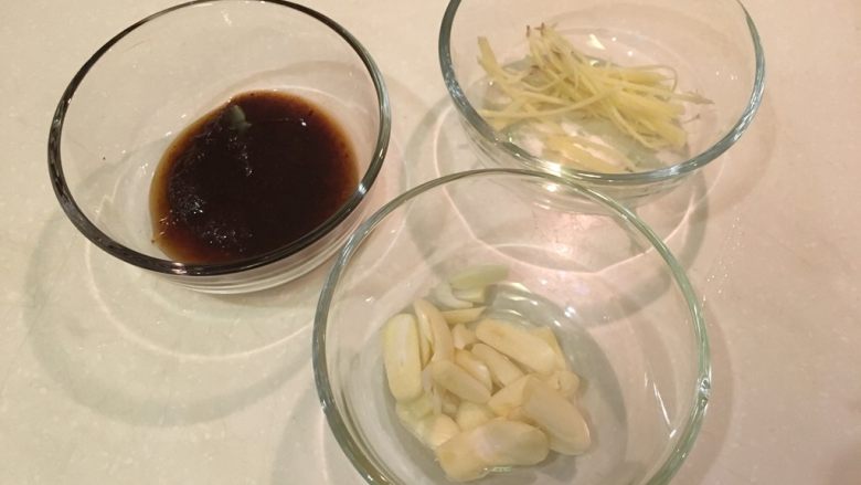 沙茶牛肉炒空心菜,沙茶、蒜片、姜丝