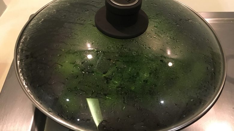 沙茶牛肉炒空心菜,盖起来闷一下!我的锅盖是玻璃的,只要蒸汽满布锅盖就差不多了