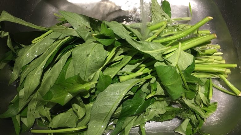沙茶牛肉炒空心菜,<a style='color:red;display:inline-block;' href='/shicai/ 118'>空心菜</a>,折菜前多洗几次,确保无残留的…农药