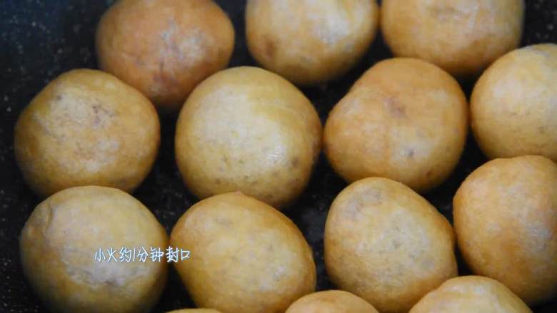 油面筋塞肉—超级下饭的本帮家常菜,一顿饭有它就够了,小火约1分钟封口。