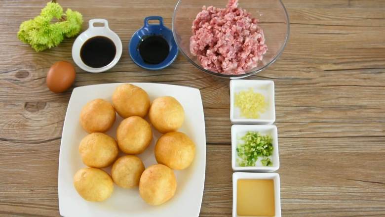 油面筋塞肉—超级下饭的本帮家常菜，一顿饭有它就够了, ·食材·
【主料】：<a style='color:red;display:inline-block;' href='/shicai/ 524'>油面筋</a> 9个| <a style='color:red;display:inline-block;' href='/shicai/ 10695'>肉糜</a> 200克|<a style='color:red;display:inline-block;' href='/shicai/ 9'>鸡蛋</a> 1个
【辅料】：<a style='color:red;display:inline-block;' href='/shicai/ 788'>生抽</a> 1勺|<a style='color:red;display:inline-block;' href='/shicai/ 762'>老抽</a> 半勺|<a style='color:red;display:inline-block;' href='/shicai/ 718'>料酒</a> 1勺|葱姜末 少许