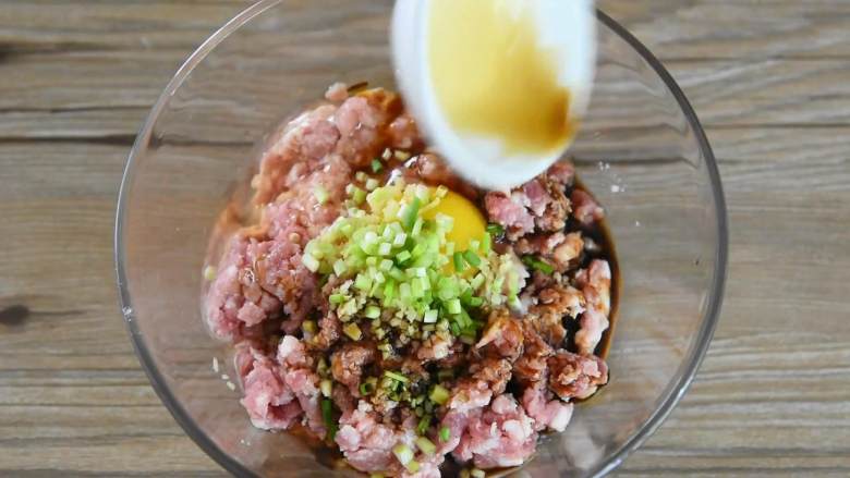 油面筋塞肉—超级下饭的本帮家常菜,一顿饭有它就够了,肉糜中打入鸡蛋、加入姜末、葱花、料酒1勺、生抽1勺,搅拌至上劲。