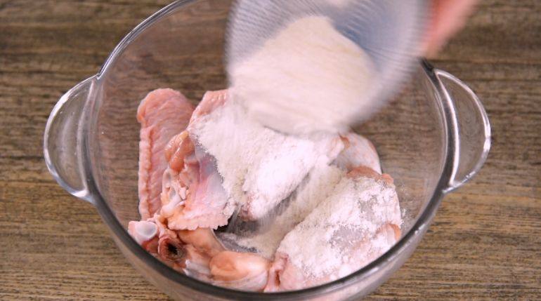 客家特产盐焗鸡翅的制作方法,先加入一半盐焗鸡粉,抓匀腌制20分钟