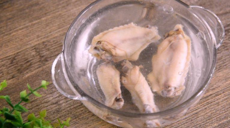 客家特产盐焗鸡翅的制作方法,捞出过凉水,控干摆盘即可