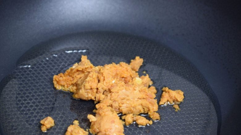 咸蛋黄焗苦瓜,另起锅倒入少许食用油烧热,放入蛋黄