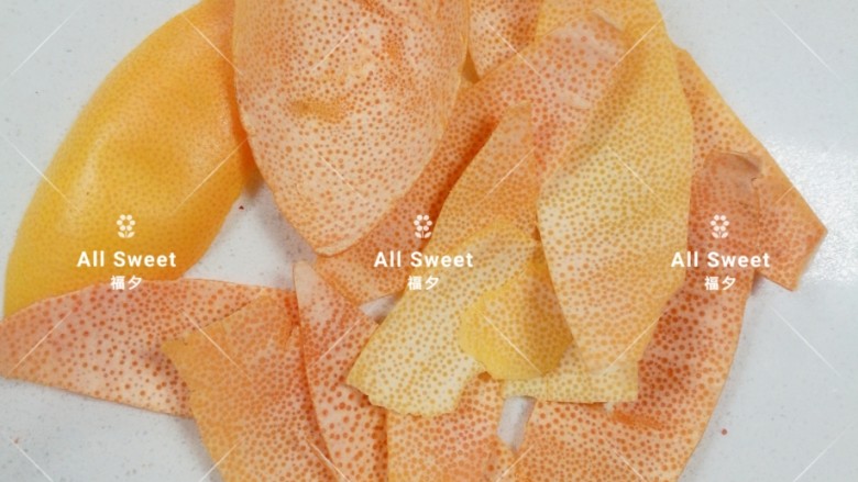 蜂蜜西柚皮,西柚皮尽量去掉白瓤部分,然后用清<a style='color:red;display:inline-block;' href='/shicai/ 156925'>水</a>洗一下