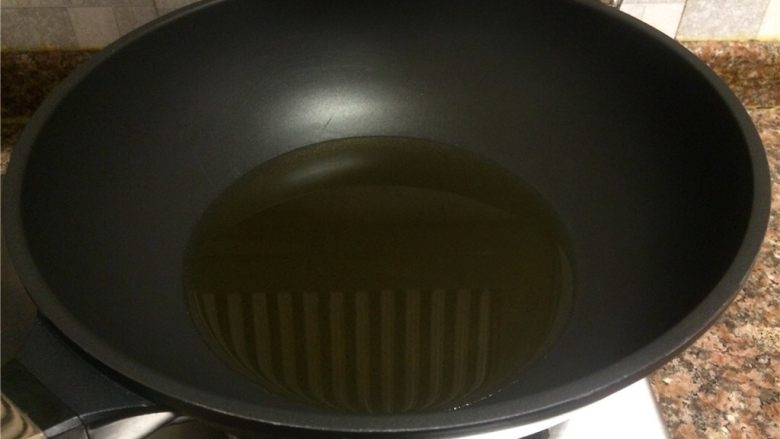 香菇丸子烧冬瓜,倒入适量食用油烧至八成热。(炸肉丸,油需要多一点)