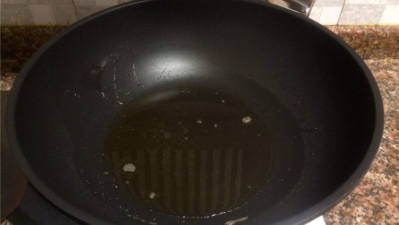 香菇丸子烧冬瓜,捞出肉丸,锅里留少量油。