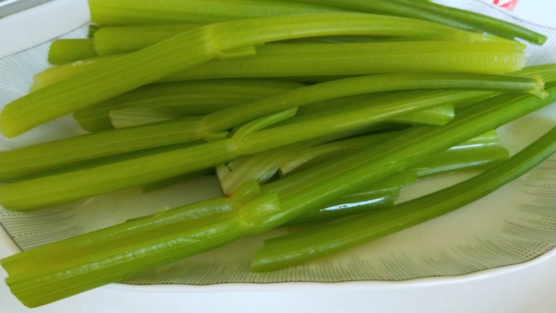 新文美食 菊花生煎饺,<a style='color:red;display:inline-block;' href='/shicai/ 143'>西芹</a>两颗,开水锅中焯一下水捞出来。