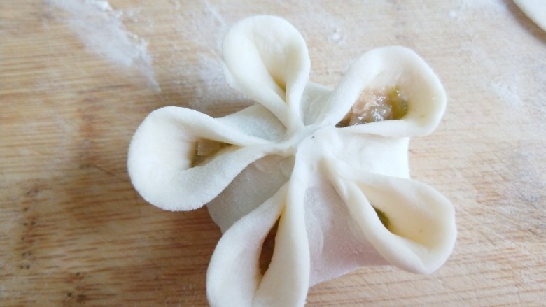 新文美食 菊花生煎饺,在整理好花瓣。
