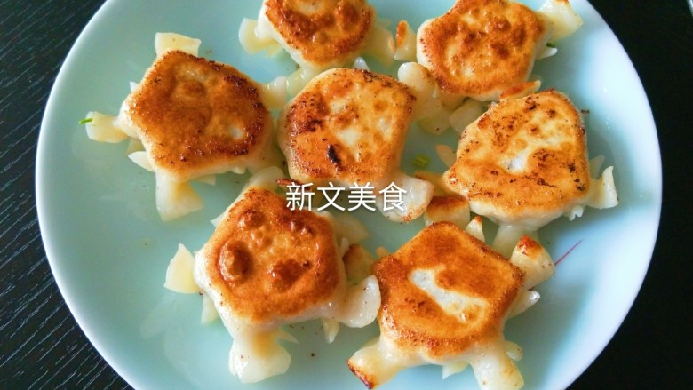 新文美食  菊花生煎饺,煎制底部金黄即可？