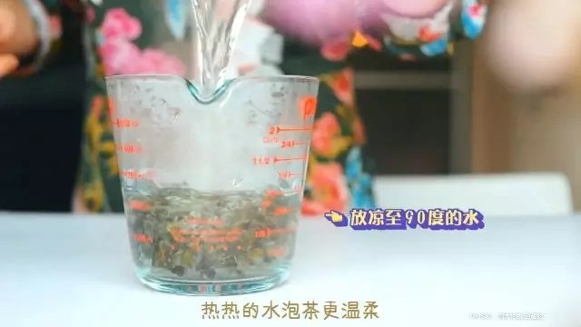 满杯橙汁,取7g<a style='color:red;display:inline-block;' href='/shicai/ 913'>乌龙茶</a>,倒入90度的开水,泡约10分钟即可。