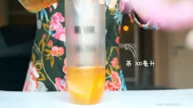 满杯橙汁,倒入300ml过滤好的茶,再加入350g<a style='color:red;display:inline-block;' href='/shicai/ 12035'>冰块</a>。