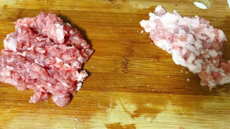 肉夹馍的肉,<a style='color:red;display:inline-block;' href='/shicai/ 414'>猪肉</a>瘦肉和肥肉剁碎（不是剁成泥），瘦肉用料酒，姜末，白胡椒粉，老抽腌制。