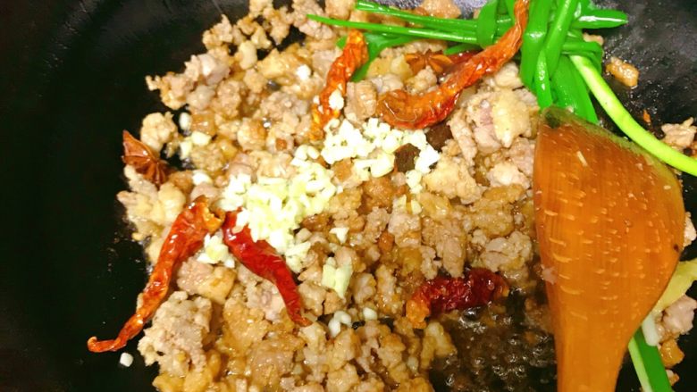 肉夹馍的肉,然后下瘦肉，煸炒出油，放入生抽，老抽，十三香，加开水末过肉即可，再加葱结，蒜末，花椒，<a style='color:red;display:inline-block;' href='/shicai/ 695'>八角</a>，<a style='color:red;display:inline-block;' href='/shicai/ 710'>桂皮</a>，<a style='color:red;display:inline-block;' href='/shicai/ 741'>香叶</a>，大火烧开，改中火慢炖，最后小火收汁加入陈醋，加鸡精少量盐调味，喜欢吃辣可以放点辣椒面更香。