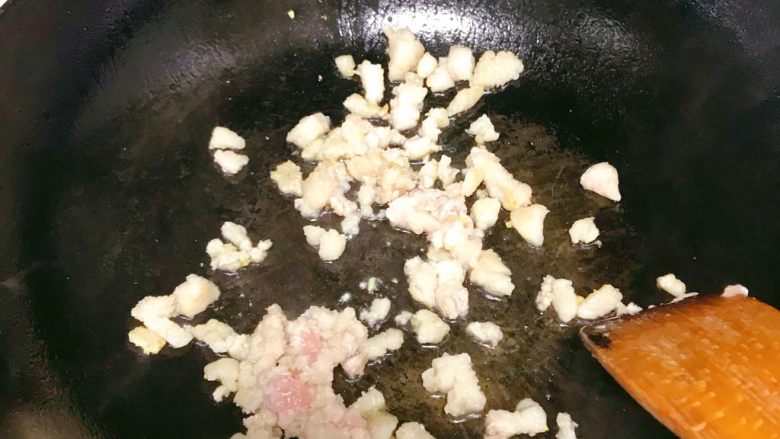 肉夹馍的肉,热锅凉油，油三成热下肥肉，小火煸出油