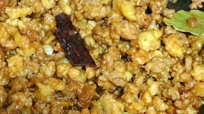 肉夹馍的肉,搞定！把葱 <a style='color:red;display:inline-block;' href='/shicai/ 86474'>干辣椒</a>捡出来扔掉。