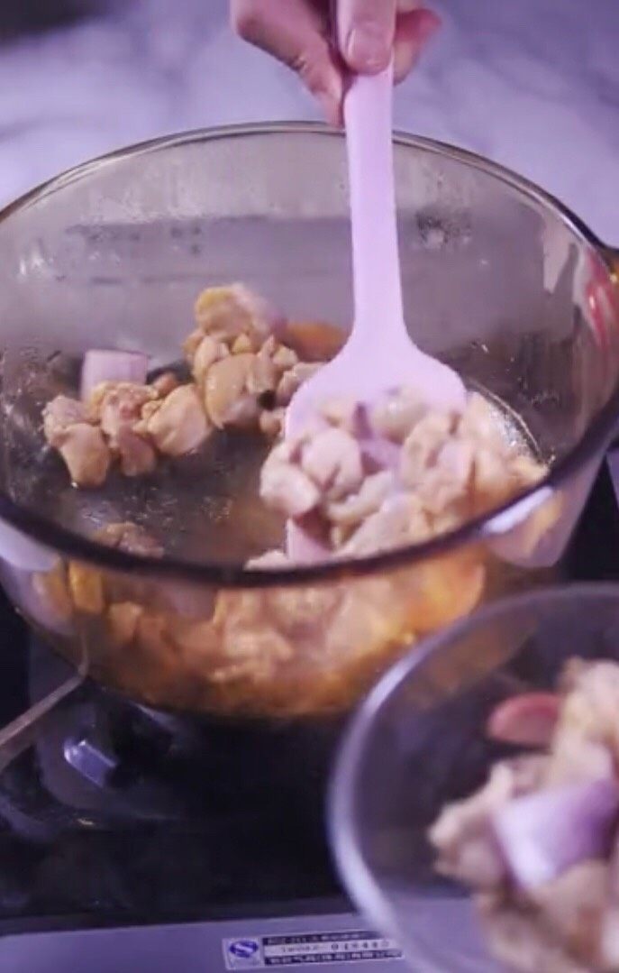 咖喱鸡肉饭,将煎好的鸡腿肉盛出