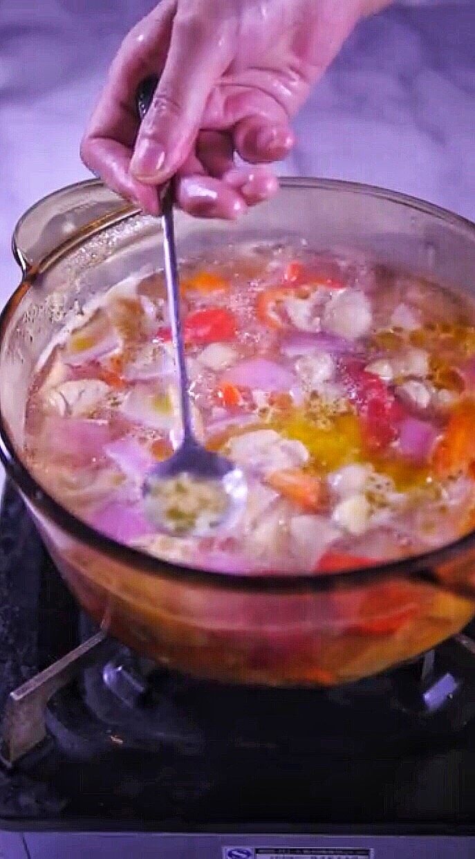 咖喱鸡肉饭,如果有浮末,用勺子撇出