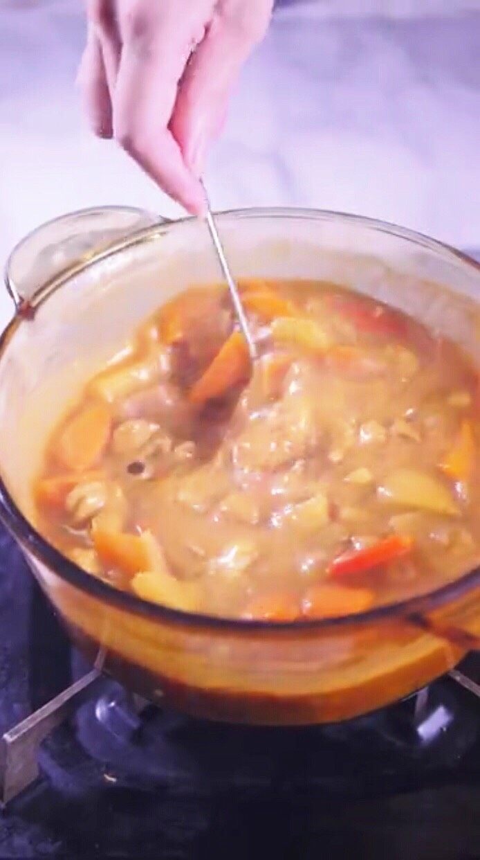 咖喱鸡肉饭,煮开后,一直保持中小火开盖煮并不时用勺子搅拌,煮至浓稠出锅
