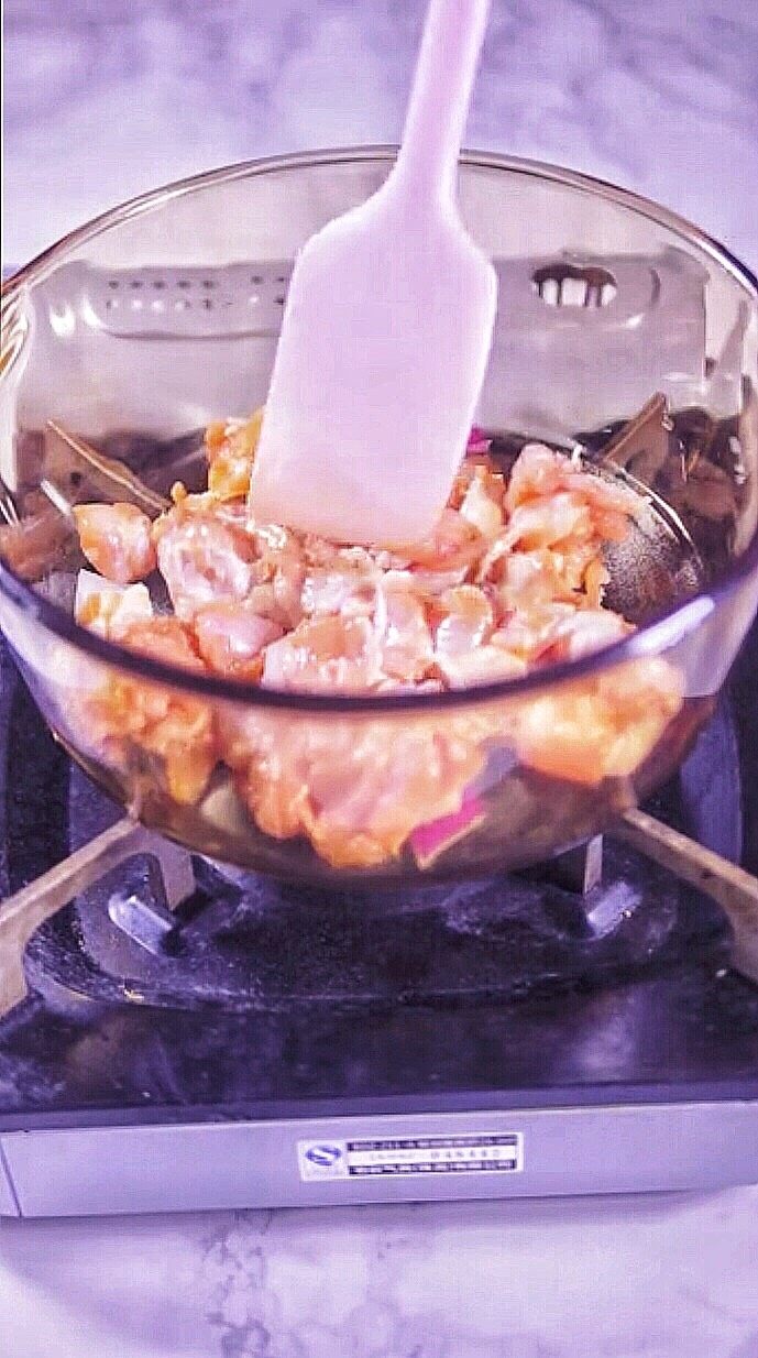 咖喱鸡肉饭,放入鸡腿肉两面稍为煎一下