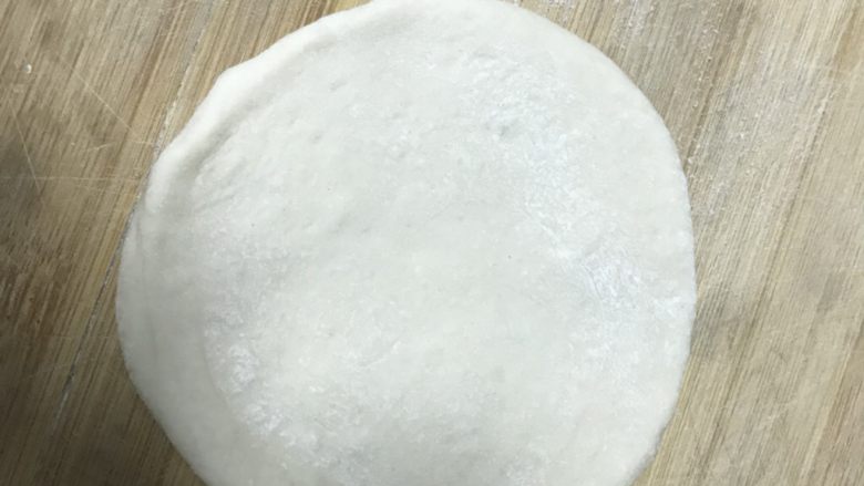 肉夹馍的馍,擀开(不要擀太薄)静置一会