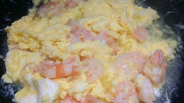葱香虾仁炒鸡蛋 一口便爱上这鲜美细嫩,翻炒均匀。
动作速度点,不要煮老了。