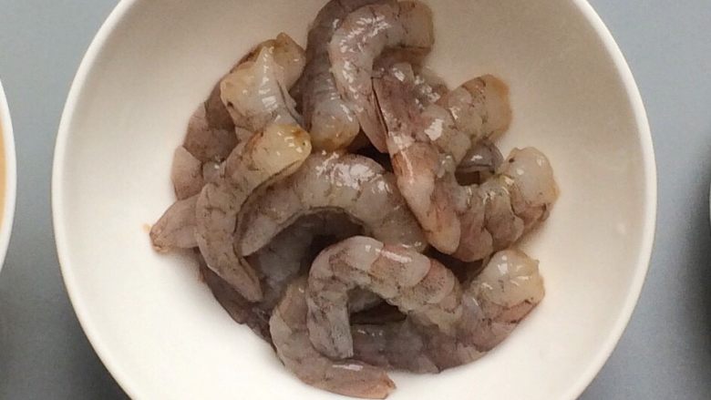 葱香虾仁炒鸡蛋 一口便爱上这鲜美细嫩,选用新鲜虾剥出的<a style='color:red;display:inline-block;' href='/shicai/ 287'>虾仁</a>,取走虾线,清洗备用。