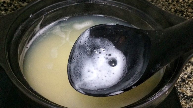绿豆沙马蹄爽,水煮开后会有泡沫,用汤勺撇走。