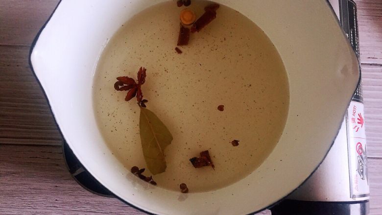 家庭简易版米皮,准备调料水,把各种香料倒入一碗水煮开后加盐调味