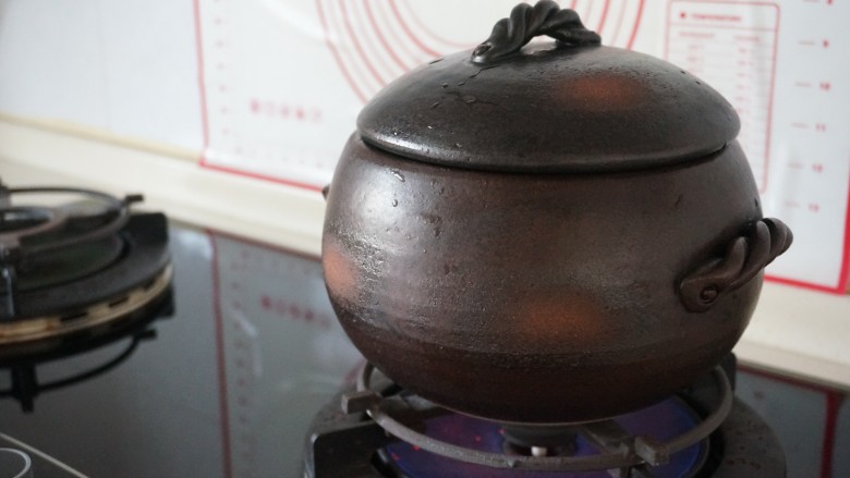 超级鲜的猪大骨扁尖汤,加入<a style='color:red;display:inline-block;' href='/shicai/ 718'>料酒</a>和水开始煲,大火煮开后转小火煲2小时后尝尝汤的咸度(因为扁尖是盐渍的,虽然泡水了但是煲汤的话汤底还是有咸味的 ,可以先尝尝后在加盐调味),最后撒胡椒粉提香即可