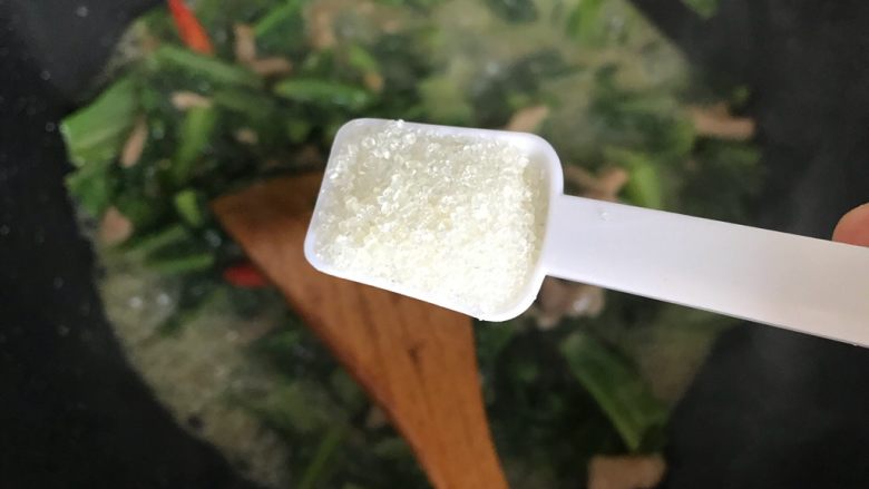 椒丝腐乳油麦菜炒肉丝,加入一小勺细砂糖，翻炒均匀，即可