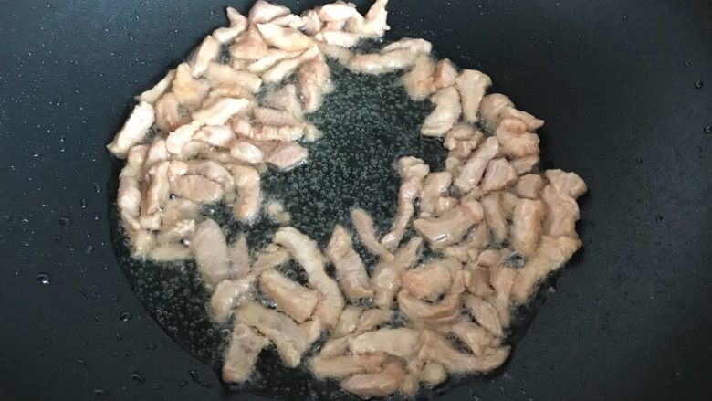 椒丝腐乳油麦菜炒肉丝,待锅内油七分热时,下瘦肉