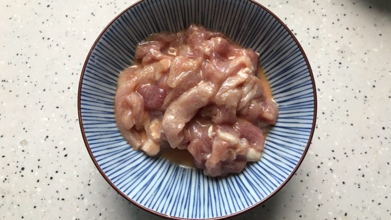 椒丝腐乳油麦菜炒肉丝,瘦肉洗净之后切成薄片,加少许料酒,生抽,淀粉,一丢丢细砂糖,几滴食用油,抓均匀,腌制10分钟