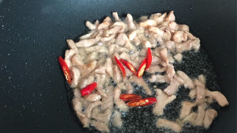 椒丝腐乳油麦菜炒肉丝,翻炒至猪肉变色之后加入小米椒,翻炒均匀